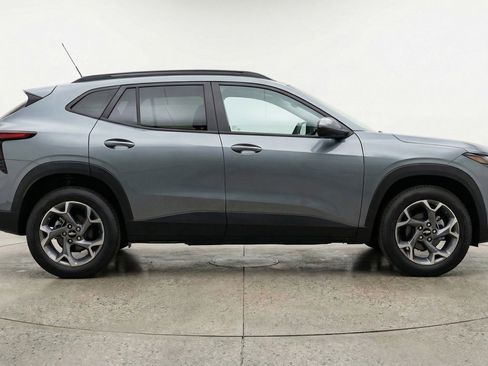 Used 2025 Chevrolet Trax LT image 11