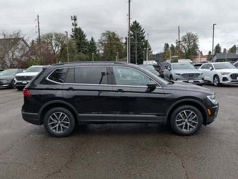Used 2020 Volkswagen Tiguan SE w/ Panoramic Sunroof Package image 6