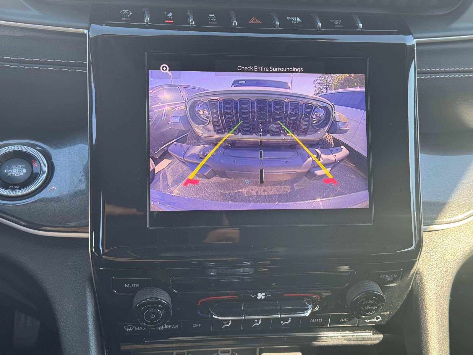 Used 2023 Jeep Grand Cherokee Laredo AWD/4WD image 26