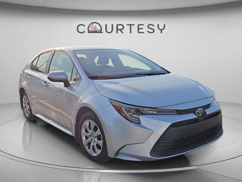 Certified 2025 Toyota Corolla LE FWD image 3