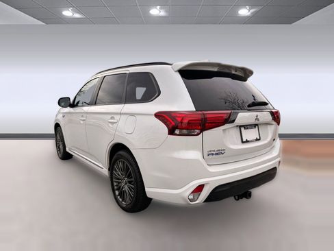 Used 2022 Mitsubishi Outlander LE image 3