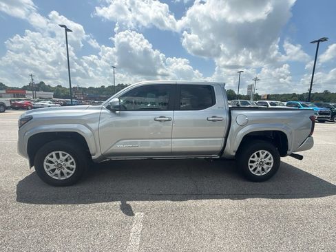 Used 2024 Toyota Tacoma SR5 w/ SR5 Upgrade Package AWD/4WD image 5