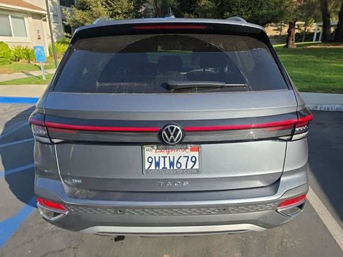 Used 2025 Volkswagen Taos SE w/ Panoramic Sunroof Package FWD image 6