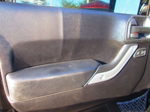 Used 2012 Jeep Wrangler Unlimited Rubicon w/ Dual Top Group image 10