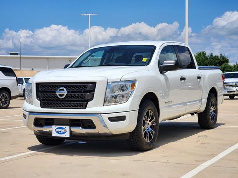Used 2022 Nissan Titan SV RWD image 3