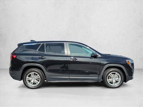 Used 2024 GMC Terrain SLE image 4