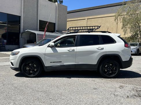 Used 2019 Jeep Cherokee Latitude Plus FWD image 3