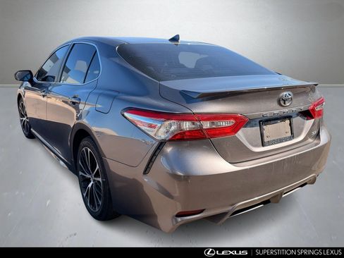 Used 2019 Toyota Camry SE image 4