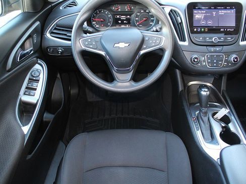 Used 2020 Chevrolet Malibu LT image 2