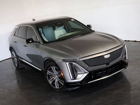 Used 2024 Cadillac Lyriq Luxury AWD/4WD image 7