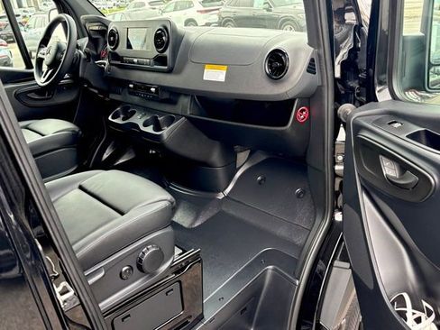 Used 2024 Mercedes-Benz Sprinter 3500 image 35