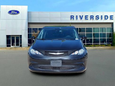 Used 2023 Chrysler Voyager LX FWD image 2