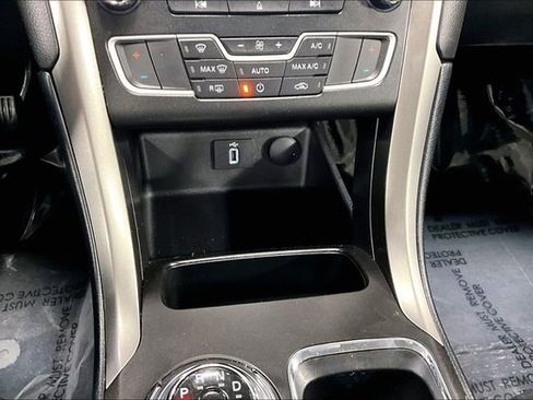 Used 2017 Ford Fusion SE w/ Fusion SE Technology Package image 14