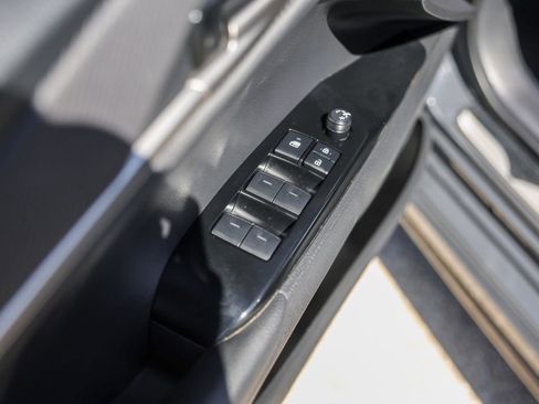 Used 2025 Toyota Camry SE w/ Convenience Package image 20