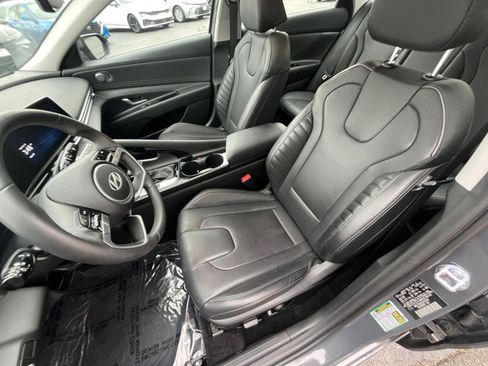 Used 2025 Hyundai Elantra Limited image 34