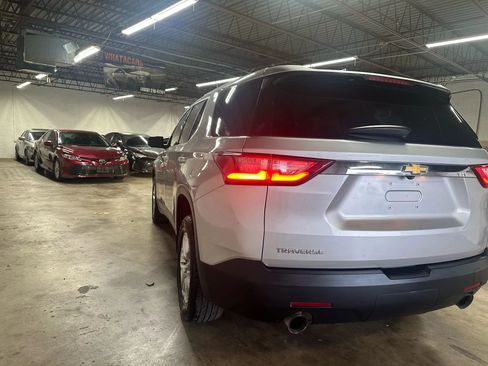 Used 2020 Chevrolet Traverse LS image 3