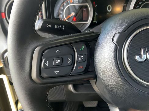 Used 2025 Jeep Gladiator Rubicon w/ Convenience Group AWD/4WD image 24