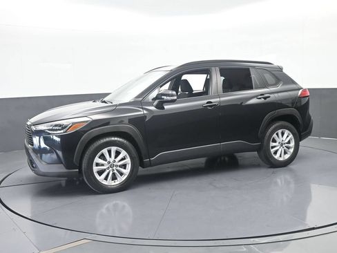 Used 2022 Toyota Corolla Cross LE w/ Moonroof Package FWD image 2