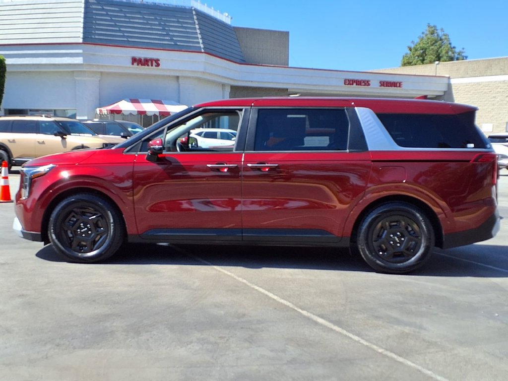 Certified 2025 Kia Carnival FWD image 4