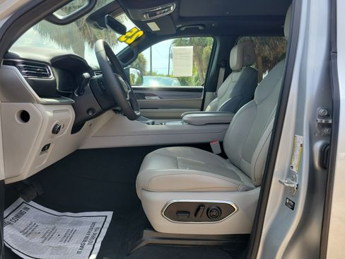 Used 2025 Jeep Wagoneer L 4WD w/ Premium Group I image 10