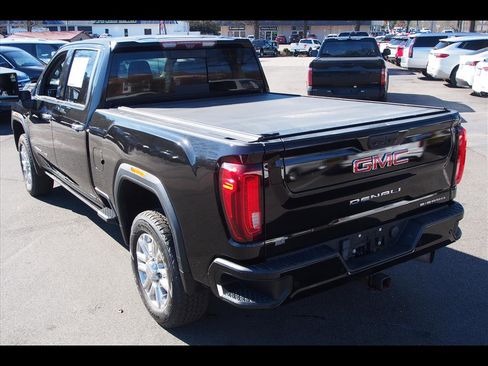 Used 2021 GMC Sierra 2500 Denali w/ Denali Black Diamond Edition image 3