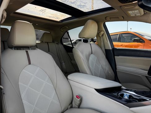 Used 2018 Toyota Camry XLE image 9