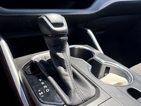 Used 2020 Toyota Highlander LE FWD image 9