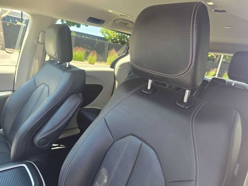 Used 2024 Chrysler Pacifica Limited FWD image 23