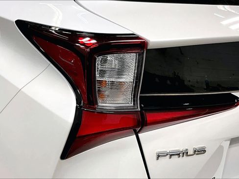 Used 2021 Toyota Prius L Eco image 28