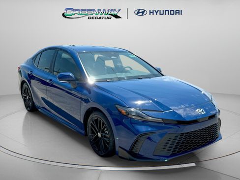 Used 2025 Toyota Camry SE FWD image 2
