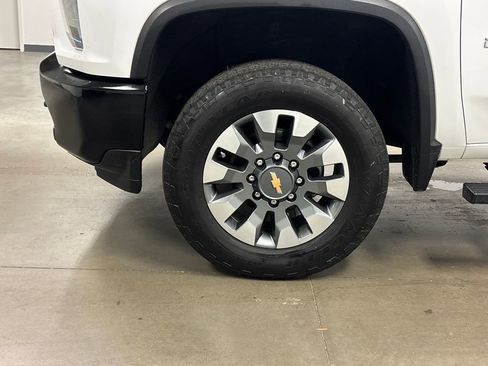Used 2022 Chevrolet Silverado 2500 Custom w/ Custom Convenience Package AWD/4WD image 9