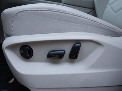 Certified 2025 Volkswagen Atlas SE image 16