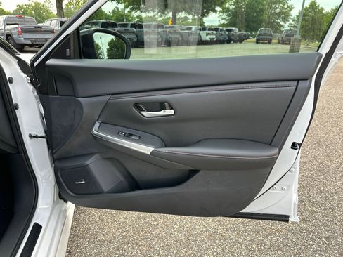 Certified 2025 Nissan Sentra SR w/ SR Premium Package FWD image 12