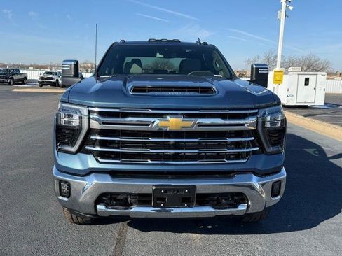 Used 2025 Chevrolet Silverado 3500 LTZ image 2