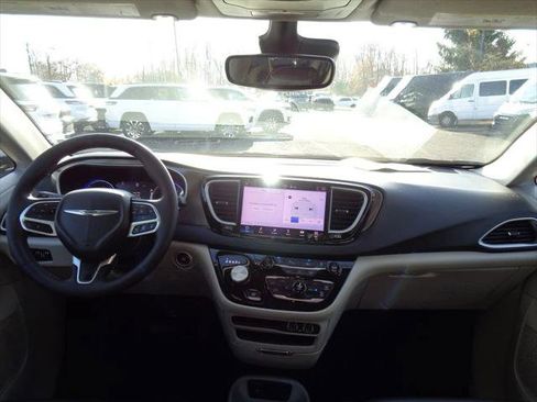 Certified 2024 Chrysler Pacifica Touring-L image 14