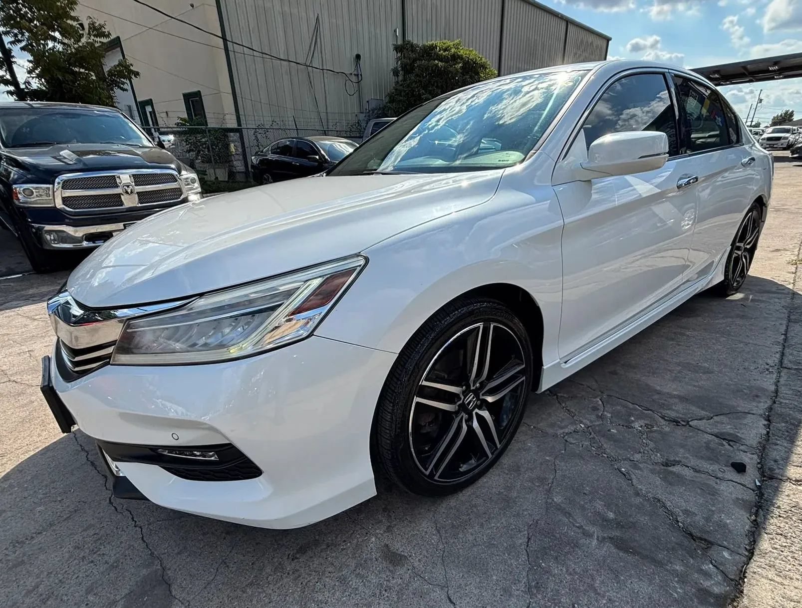 Used 2017 Honda Accord Touring image 3