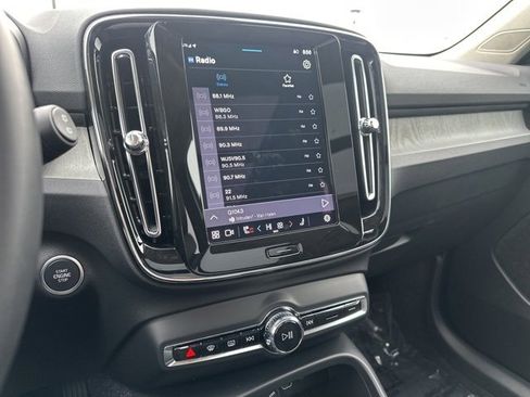 Certified 2025 Volvo XC40 B5 Core image 21