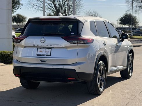 Used 2025 Nissan Rogue SV image 4