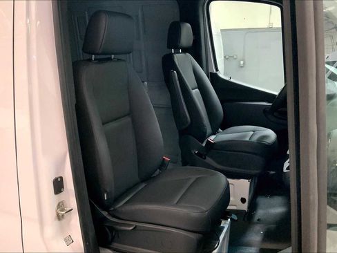 Used 2024 Mercedes-Benz Sprinter 2500 image 7
