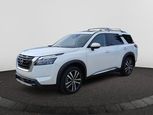 Used 2025 Nissan Pathfinder Platinum FWD image 3