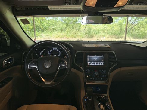 Used 2019 Jeep Grand Cherokee Laredo AWD/4WD image 24