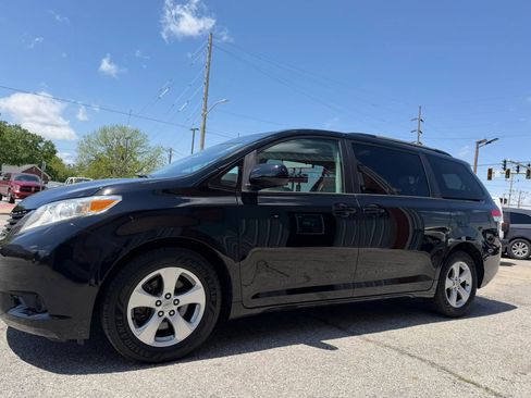 Used 2013 Toyota Sienna LE FWD image 3