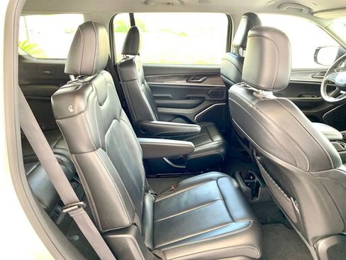 Used 2022 Jeep Grand Cherokee L Limited AWD/4WD image 30