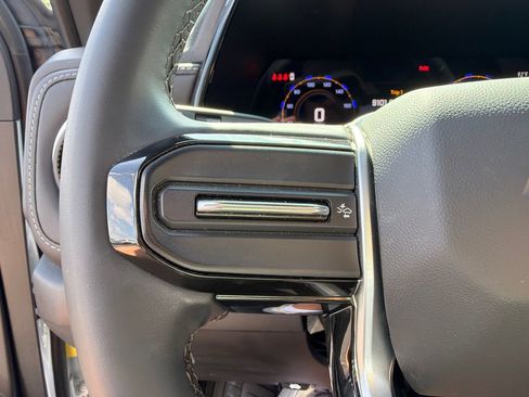 Used 2024 Chevrolet Colorado LT AWD/4WD image 23