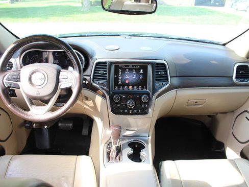 Used 2017 Jeep Grand Cherokee Overland image 32