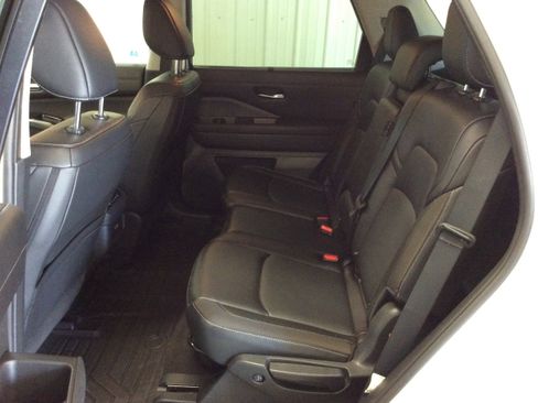 Used 2024 Nissan Pathfinder SL w/ Black Appearance Package image 33