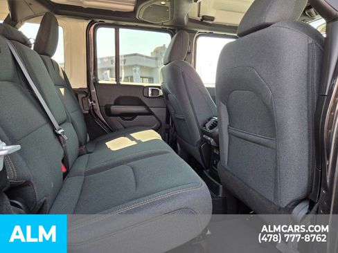 Used 2025 Jeep Wrangler Unlimited Sahara AWD/4WD image 16