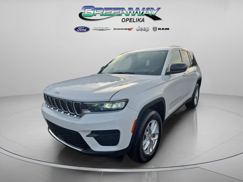 Used 2025 Jeep Grand Cherokee Laredo X image 3