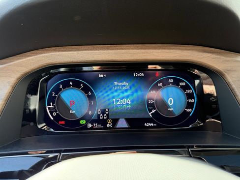 Used 2025 Volkswagen Atlas SE w/ Panoramic Sunroof Package image 17