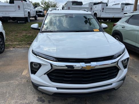 Used 2025 Chevrolet TrailBlazer LT FWD image 2